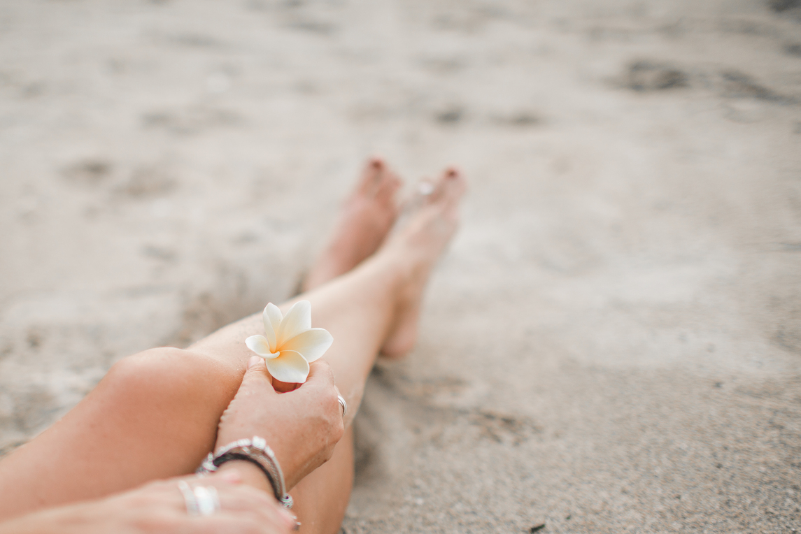 donna in spiaggia gambe estate gonfiore